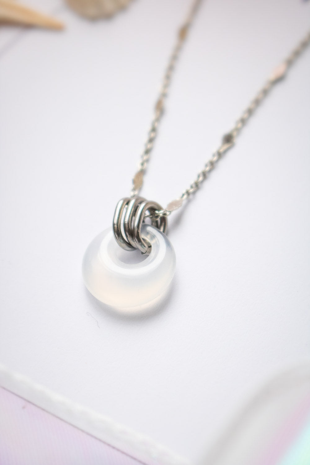 Pendentif Sérénité givrée - Agate grise translucide sur chaîne losangée lunamanashop