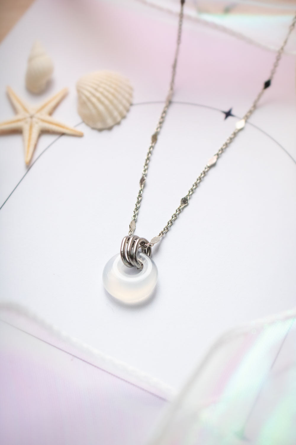 Pendentif Sérénité givrée - Agate grise translucide sur chaîne losangée lunamanashop