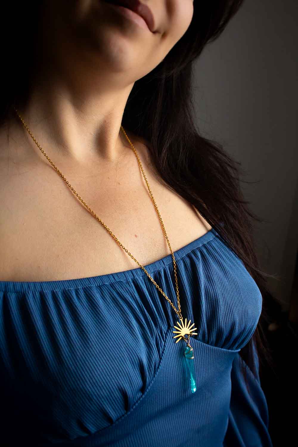 Pendentif Aurore céleste - Cristal de quartz bleu et soleil doré lunamanashop