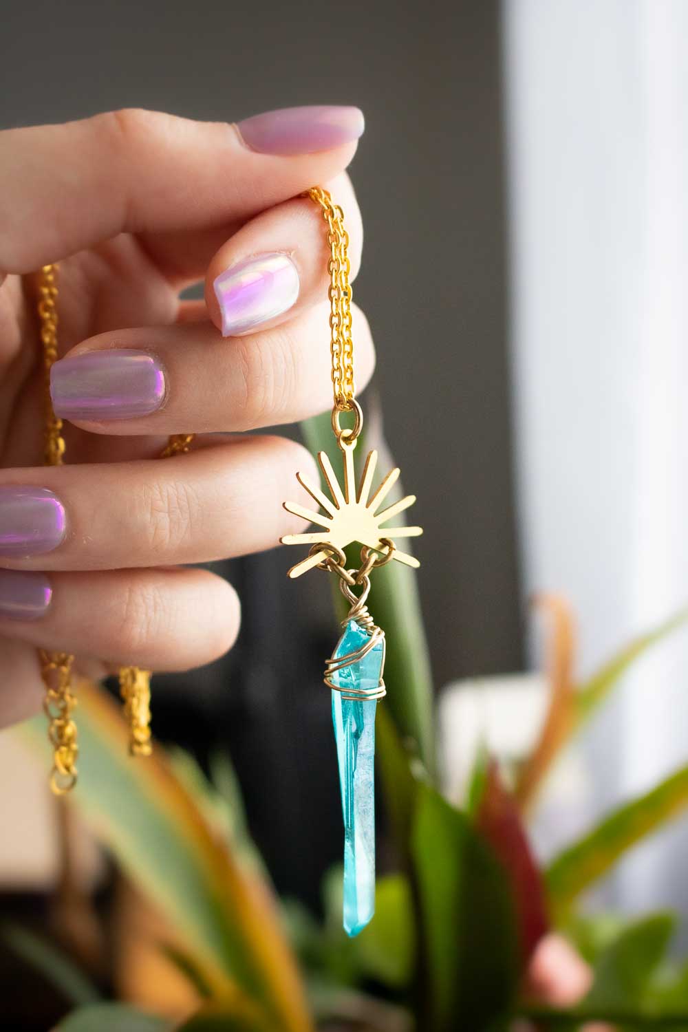Pendentif Aurore céleste - Cristal de quartz bleu et soleil doré lunamanashop