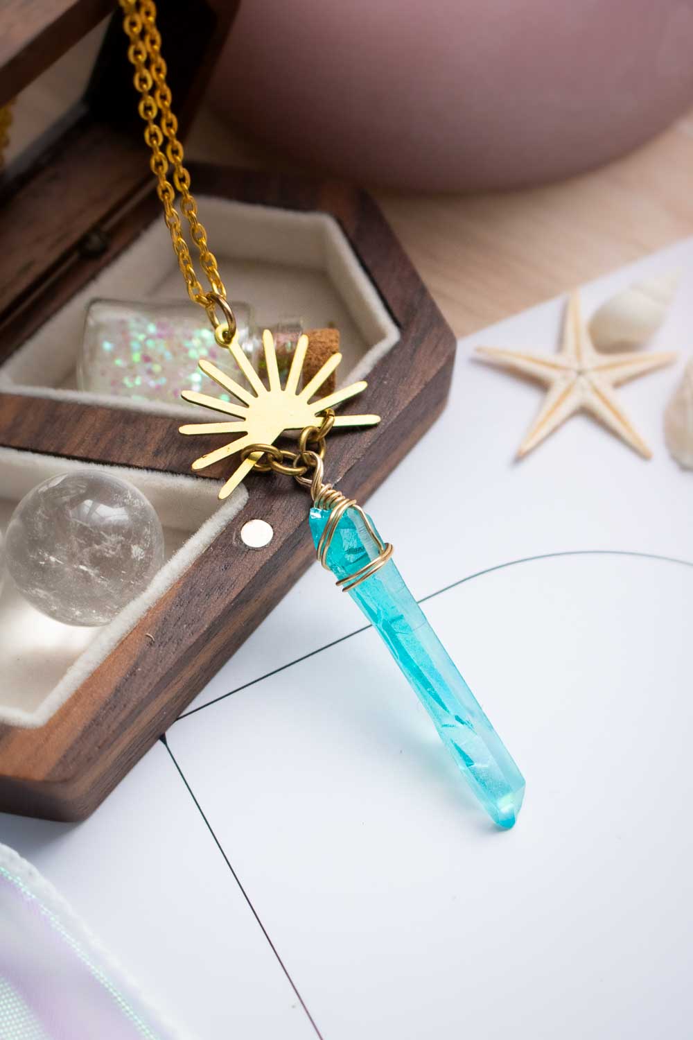 Pendentif Aurore céleste - Cristal de quartz bleu et soleil doré lunamanashop
