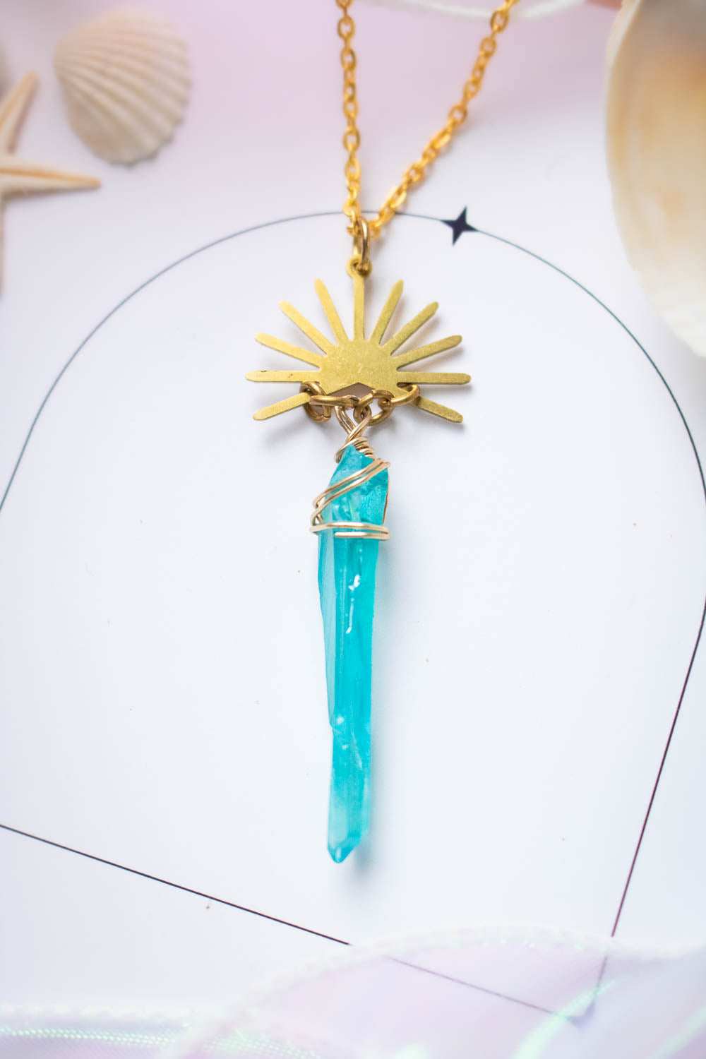 Pendentif Aurore céleste - Cristal de quartz bleu et soleil doré lunamanashop