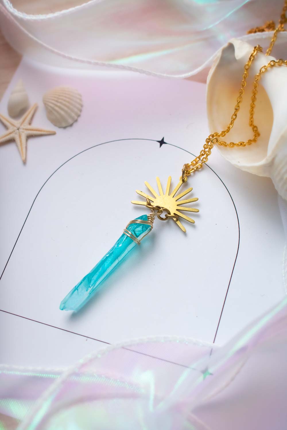 Pendentif Aurore céleste - Cristal de quartz bleu et soleil doré lunamanashop