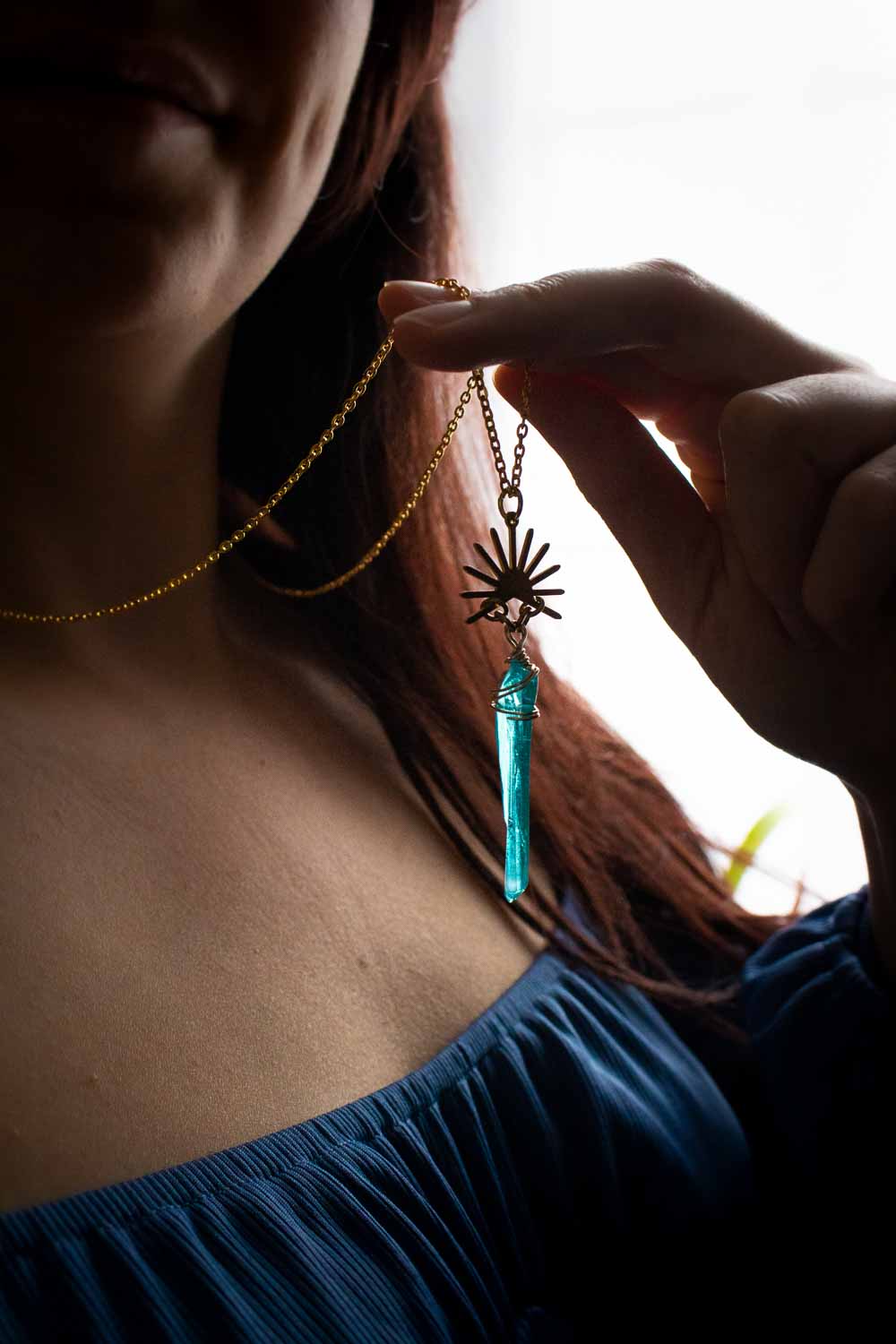 Pendentif Aurore céleste - Cristal de quartz bleu et soleil doré lunamanashop