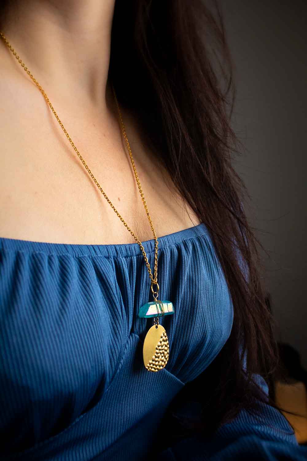 Pendentif Éclat primordial - Quartz bleuté et laiton martelé lunamanashop