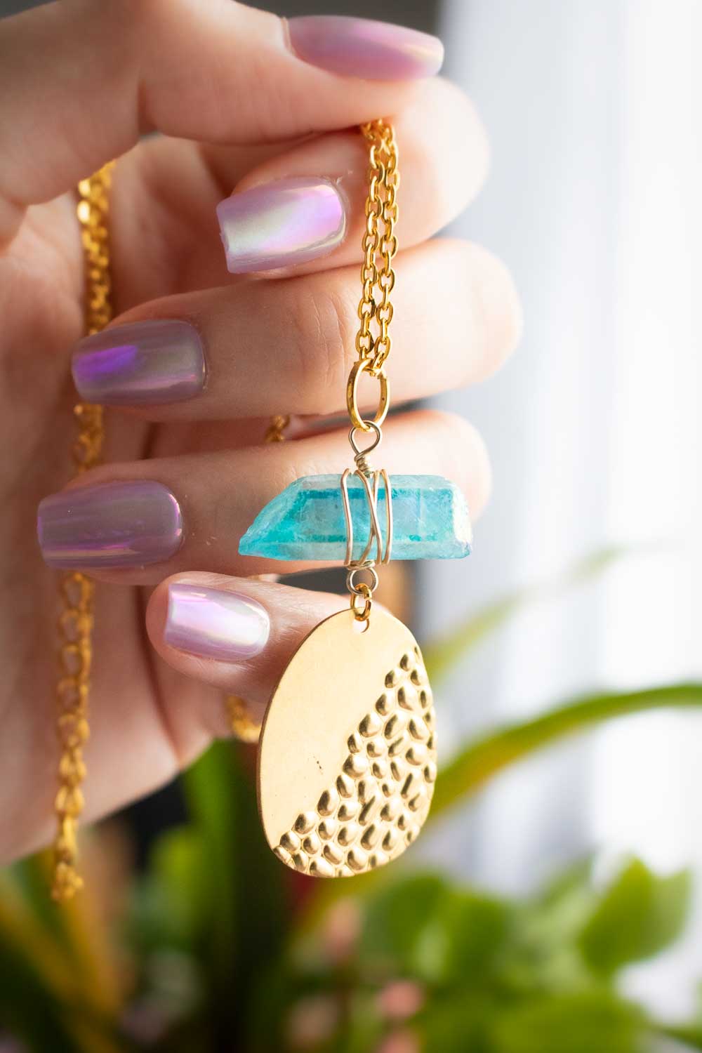 Pendentif Éclat primordial - Quartz bleuté et laiton martelé lunamanashop