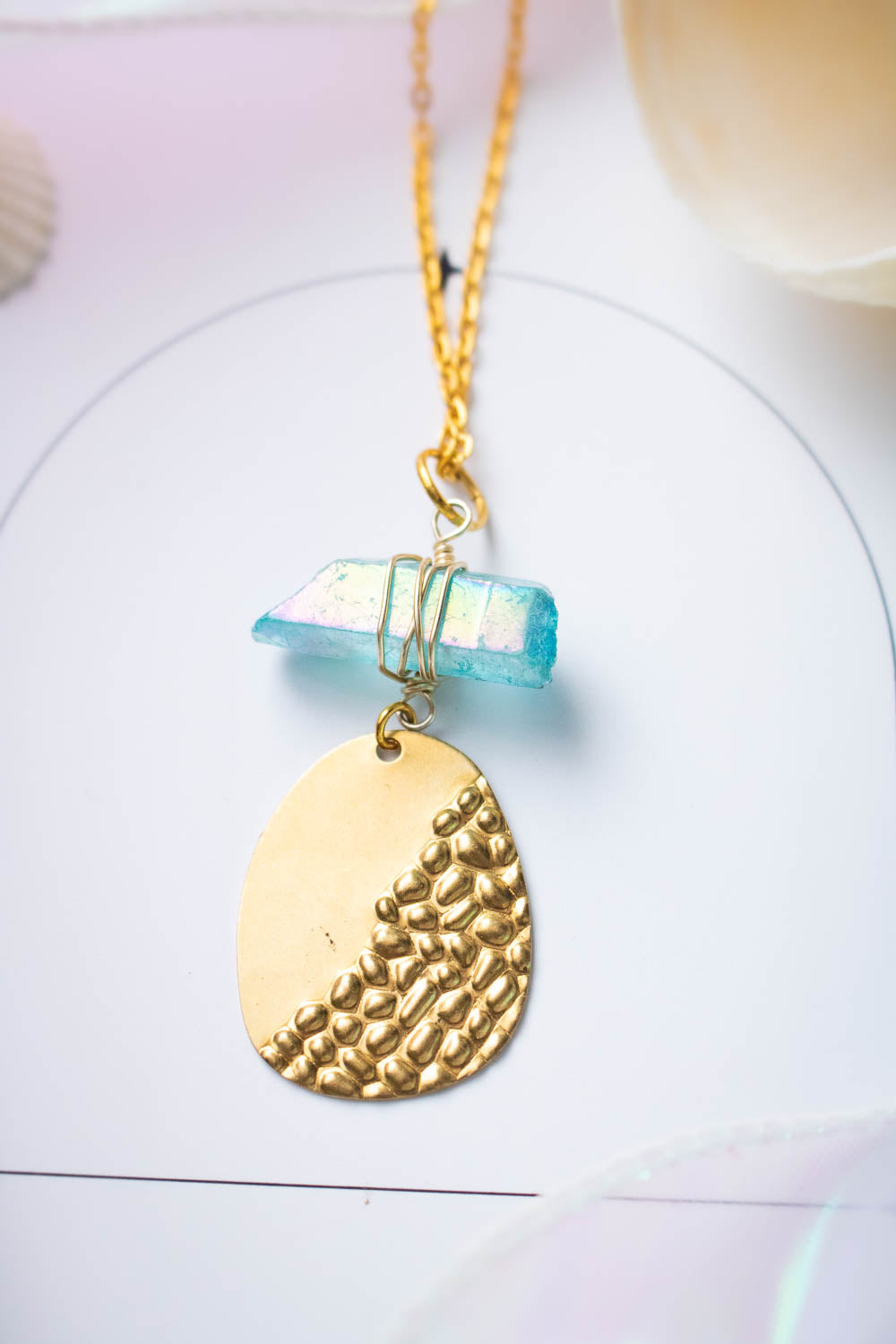 Pendentif Éclat primordial - Quartz bleuté et laiton martelé lunamanashop