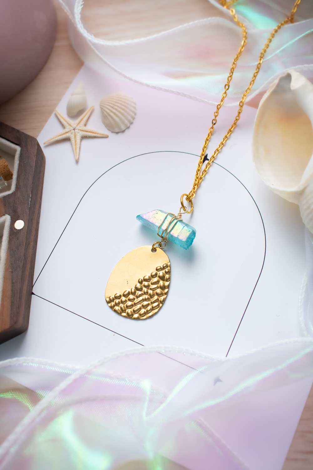 Pendentif Éclat primordial - Quartz bleuté et laiton martelé lunamanashop