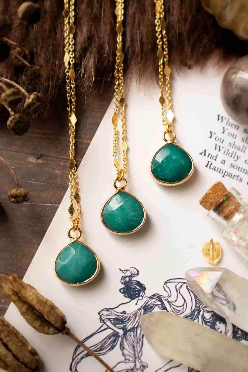 Pendentif Arnarra en jade et chaîne en laiton doré lunamanashop