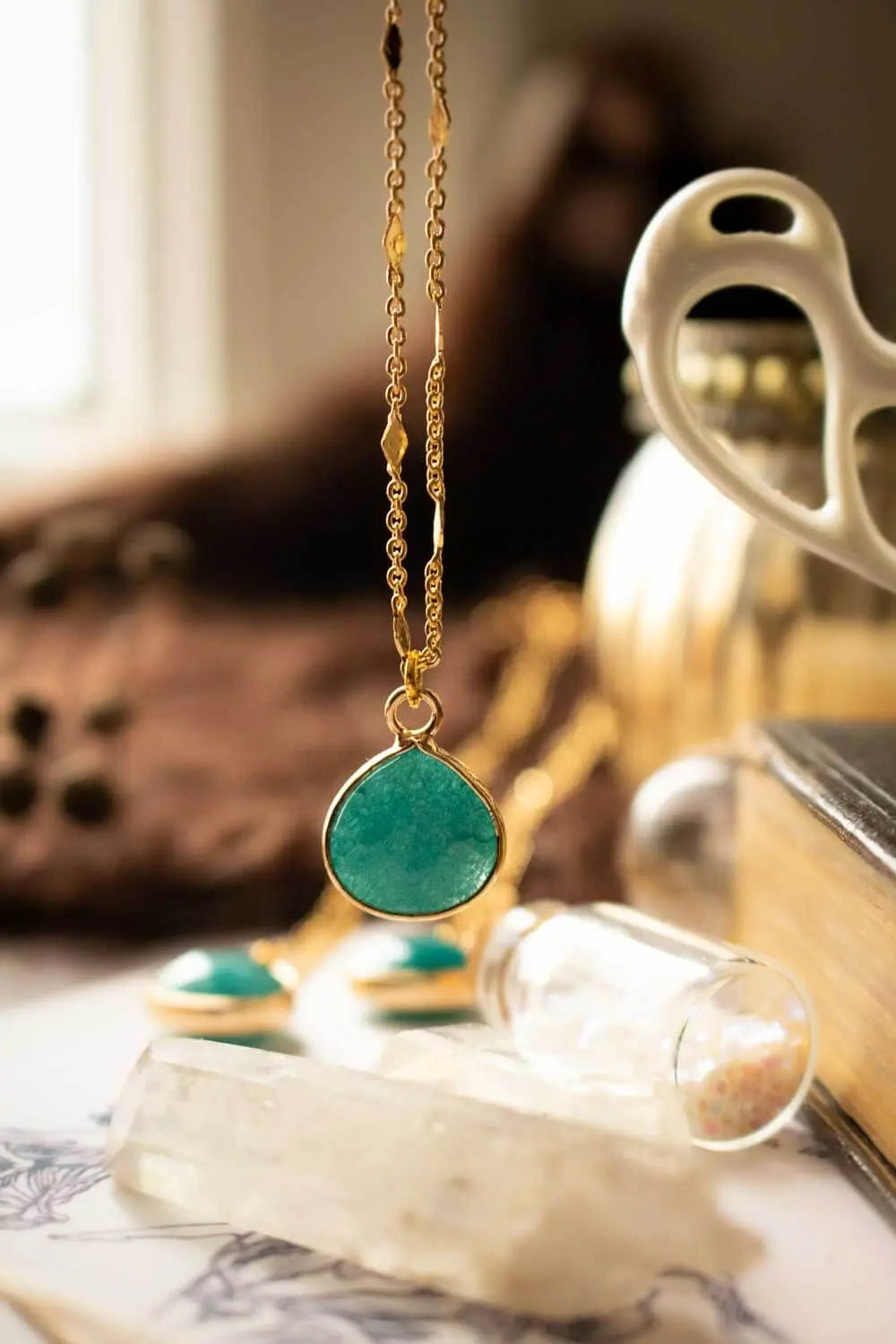 Pendentif Arnarra en jade et chaîne en laiton doré lunamanashop