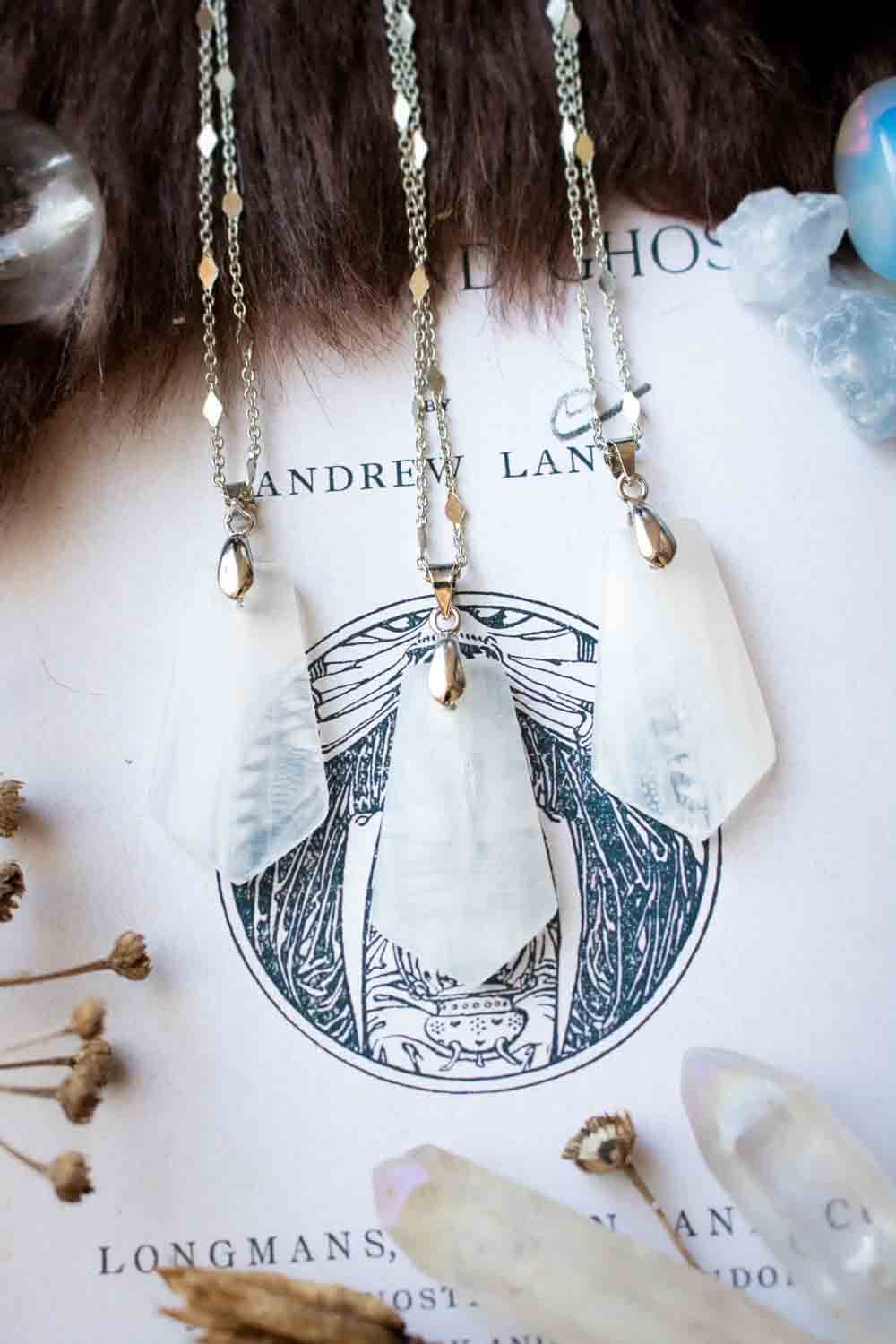 Pendentif en sélénite Edryn et chaîne en laiton argenté lunamanashop