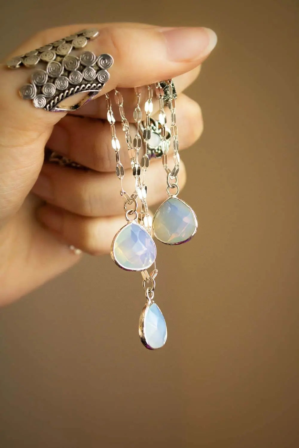 Pendentif goutte en opaline Egeria et chaîne en laiton argenté lunamanashop