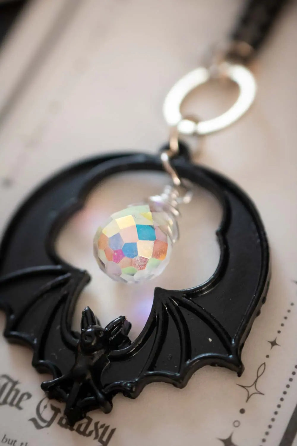 Pendentif Lueur d'ombre avec chauve souris noire lunamanashop