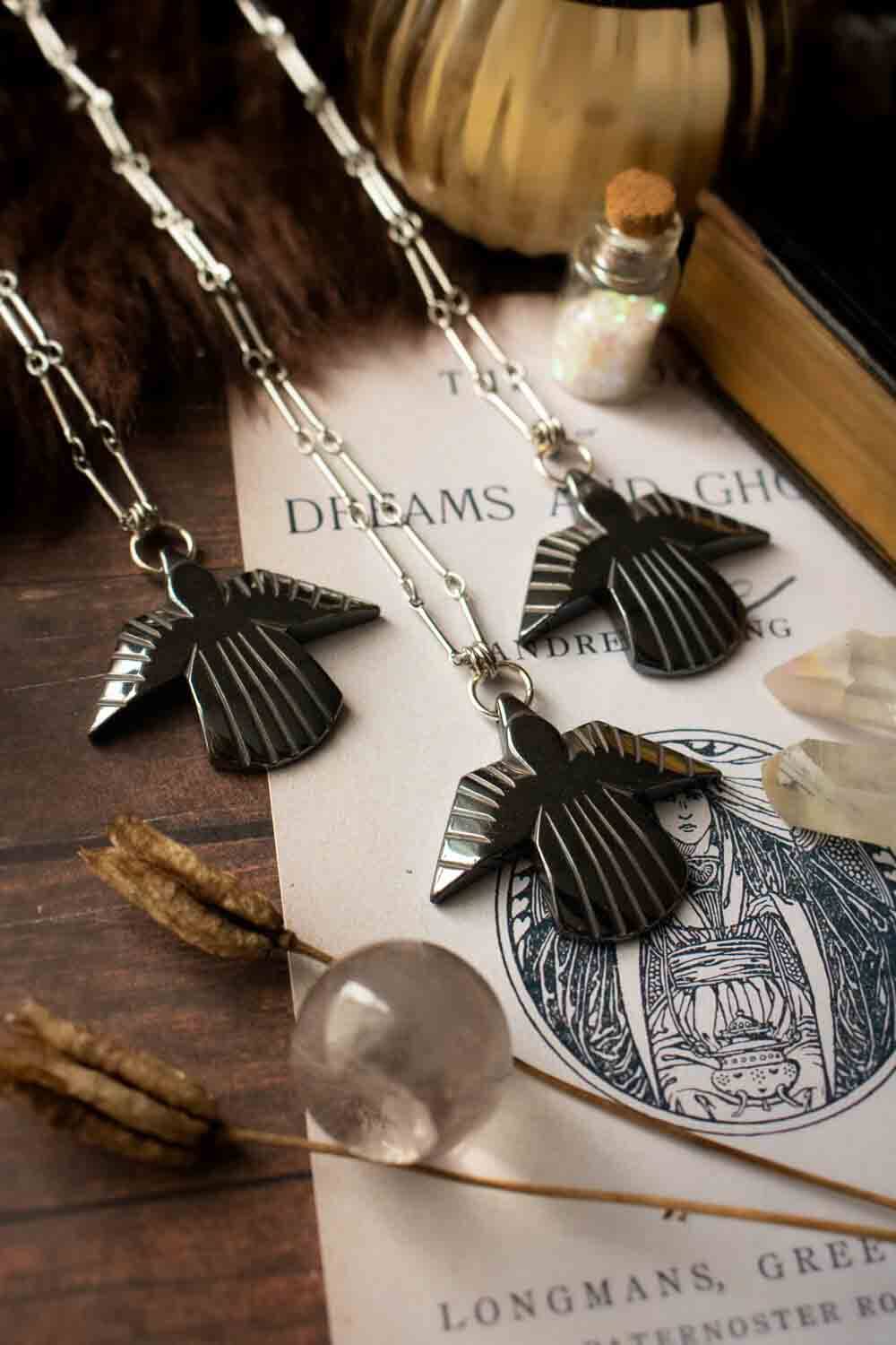 Pendentif oiseau d&#39;hématite Rina et chaîne en laiton argenté lunamanashop