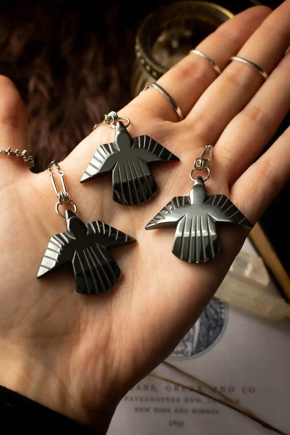 Pendentif oiseau d&#39;hématite Rina et chaîne en laiton argenté lunamanashop