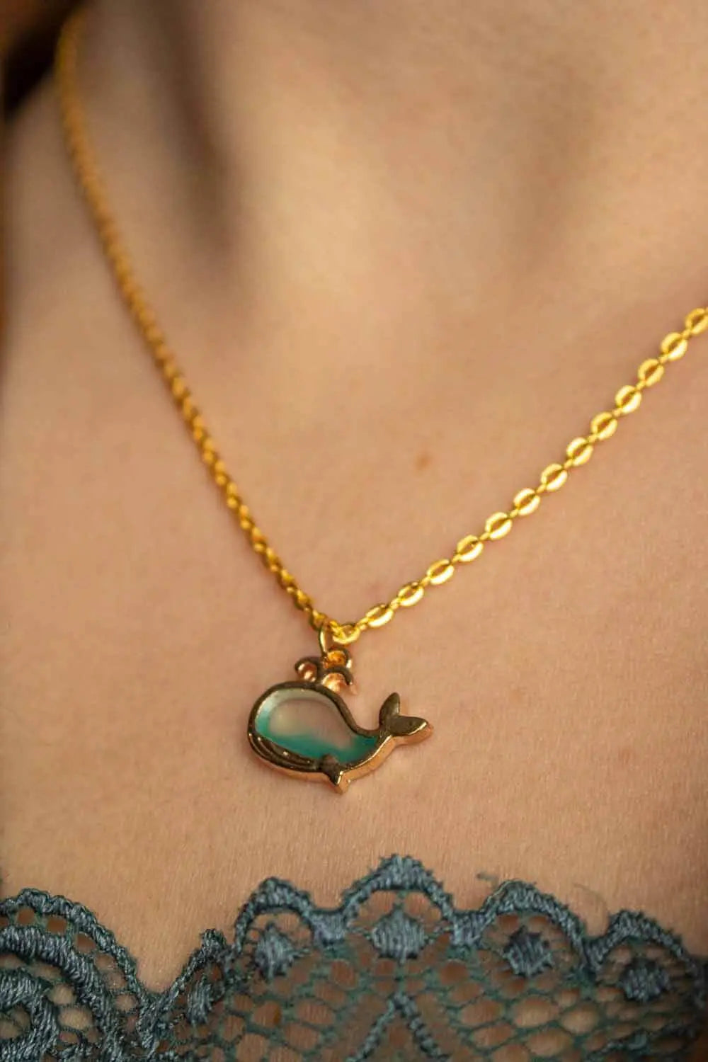 Pendentif petite baleine bleue et chaîne dorée lunamanashop