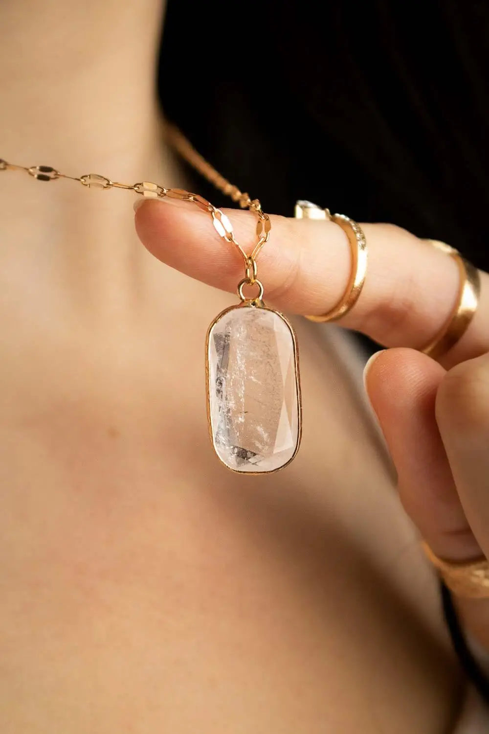 Pendentif quartz transparent Nyrella et chaîne en laiton doré lunamanashop