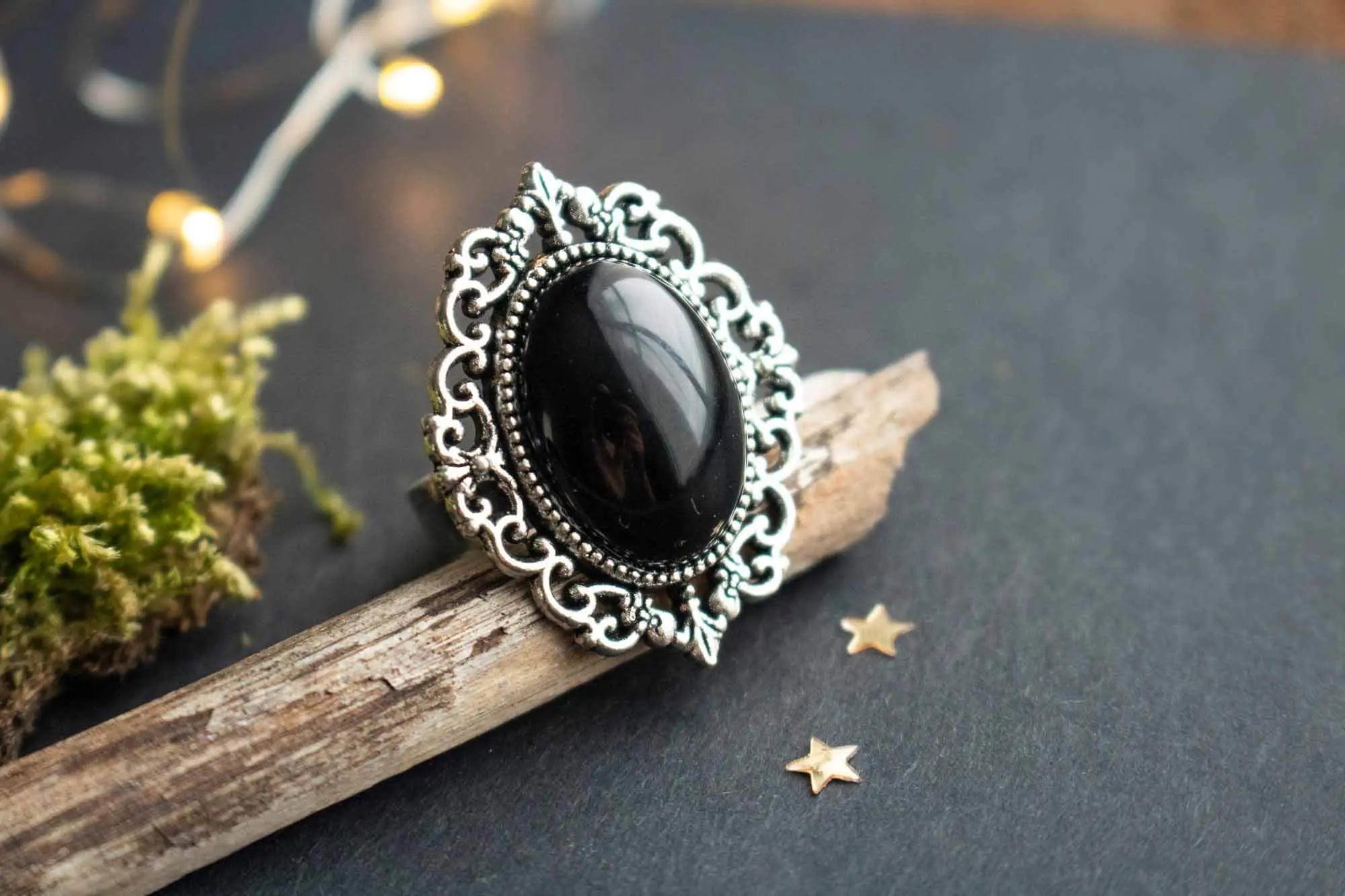 Bague en Onyx noire Hécate ornée d&#39;un design élégant en argent sur un fond naturel
