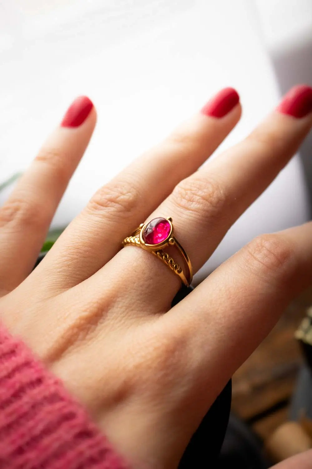 Bague Racine de passion avec corindon rose et base dorée en acier lunamanashop