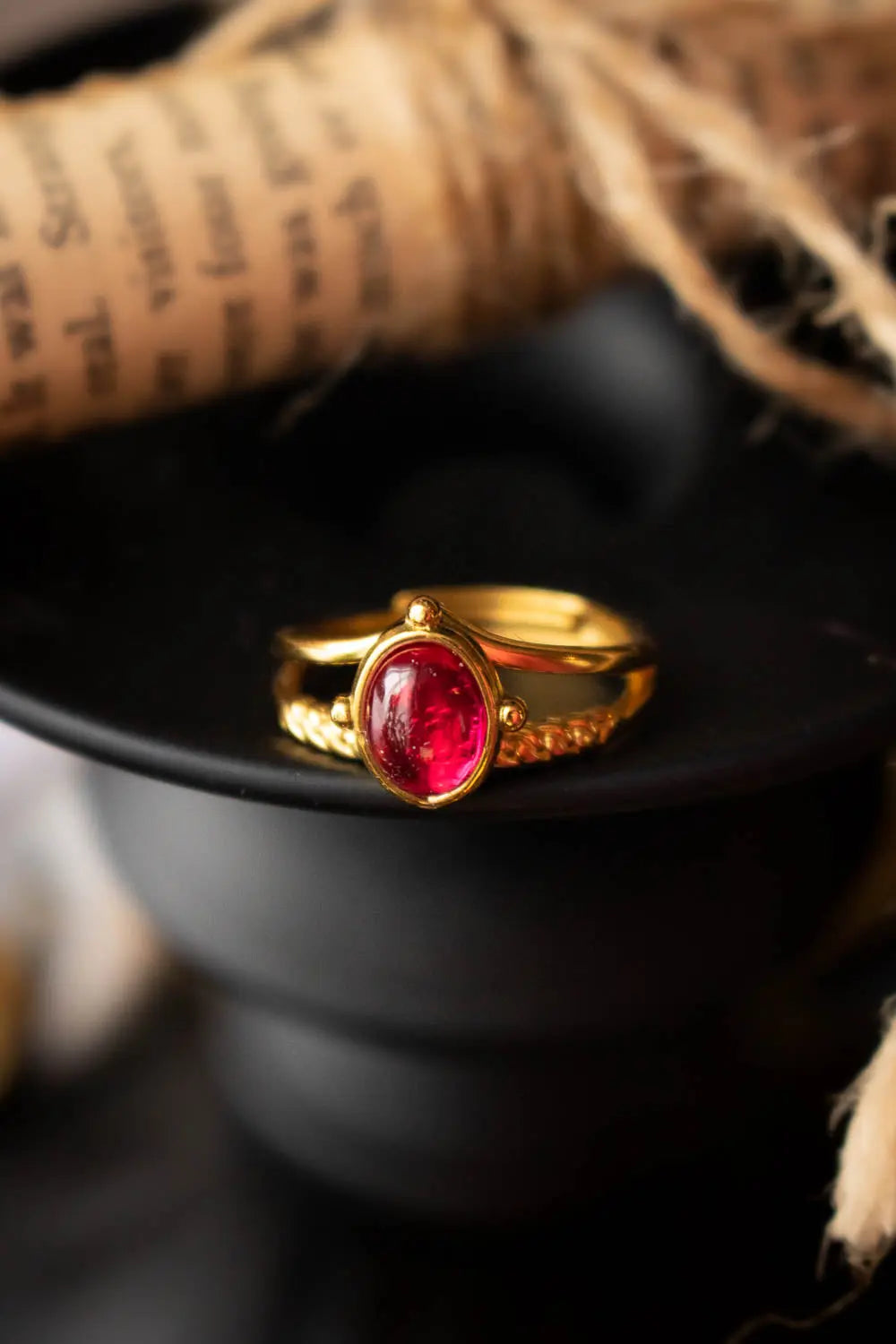 Bague Racine de passion avec corindon rose et base dorée en acier lunamanashop