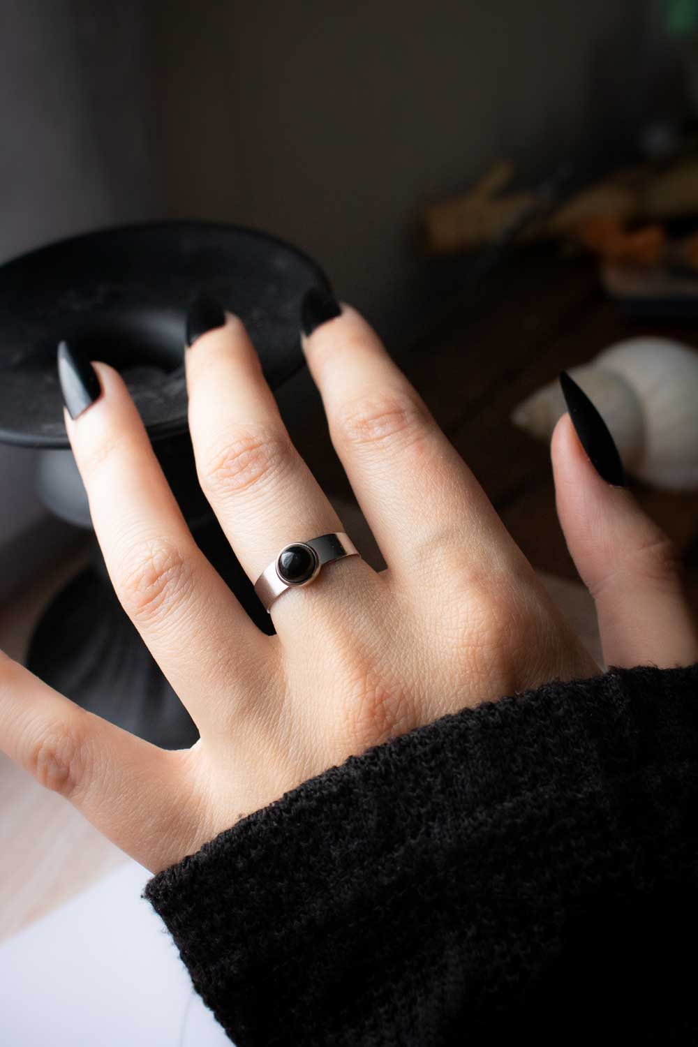 Bague Élégance nocturne - Agate noire sur anneau large argenté lunamanashop