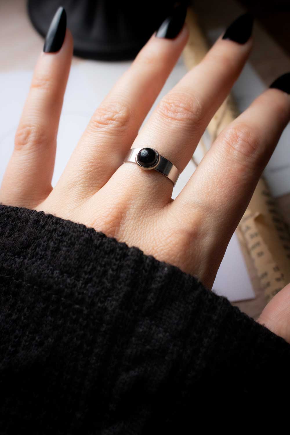 Bague Élégance nocturne - Agate noire sur anneau large argenté lunamanashop