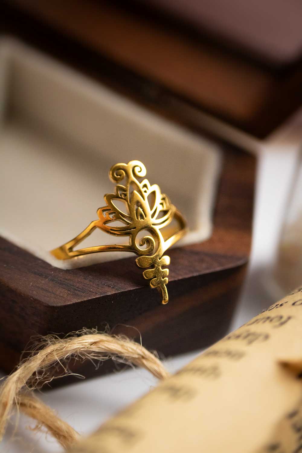 Bague Éveil sacré - Lotus et Unalome dorés lunamanashop