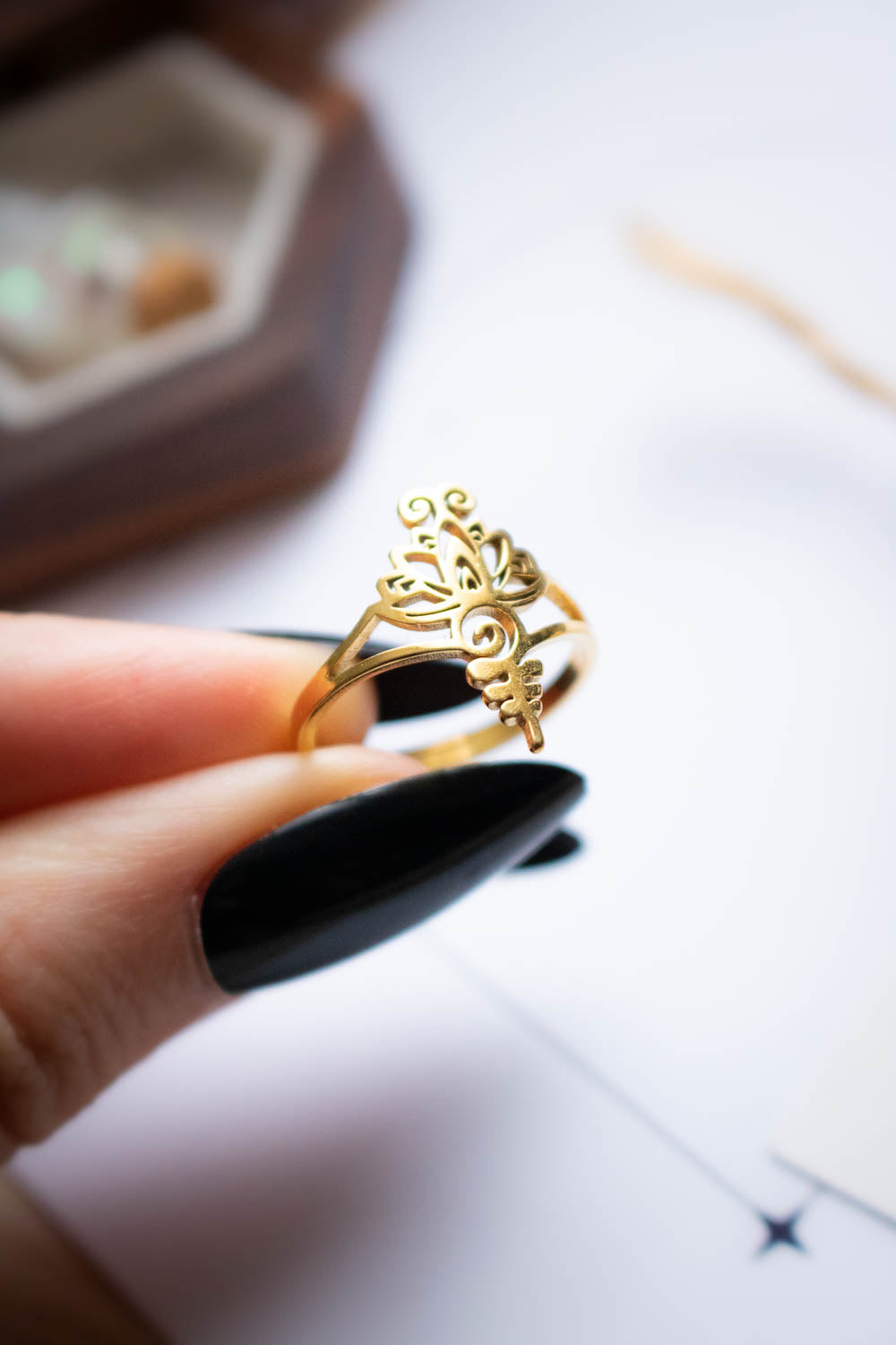 Bague Éveil sacré - Lotus et Unalome dorés lunamanashop