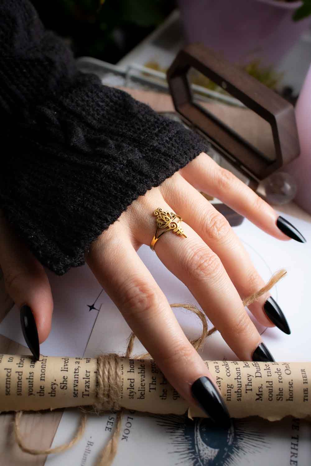 Bague Éveil sacré - Lotus et Unalome dorés lunamanashop