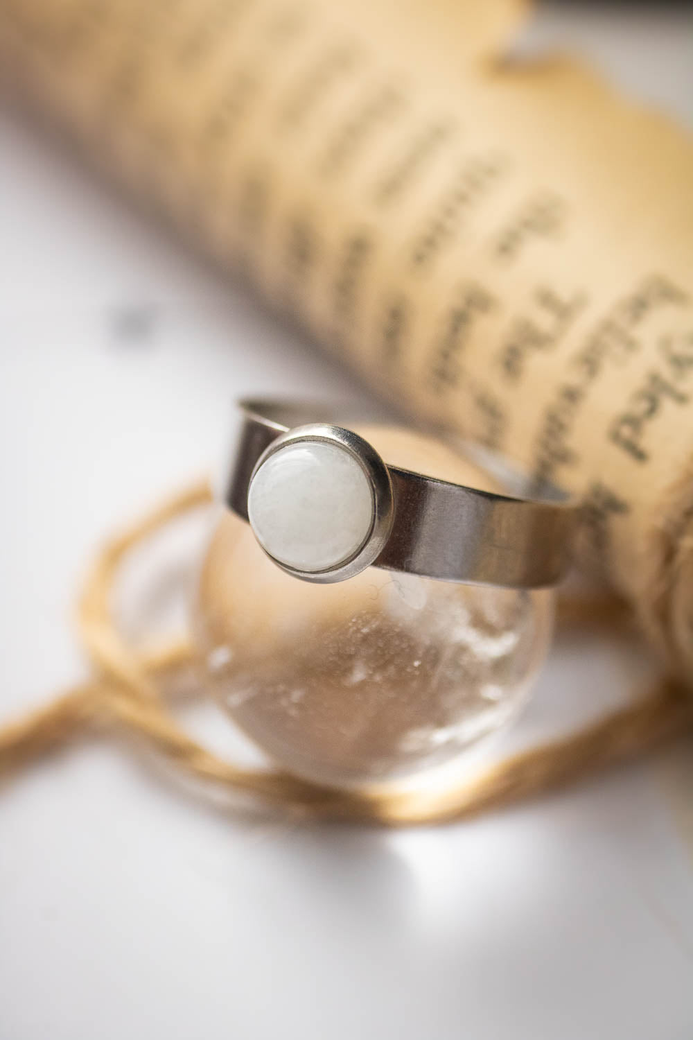 Bague Pureté essentielle - Jade blanc sur anneau large argenté lunamanashop