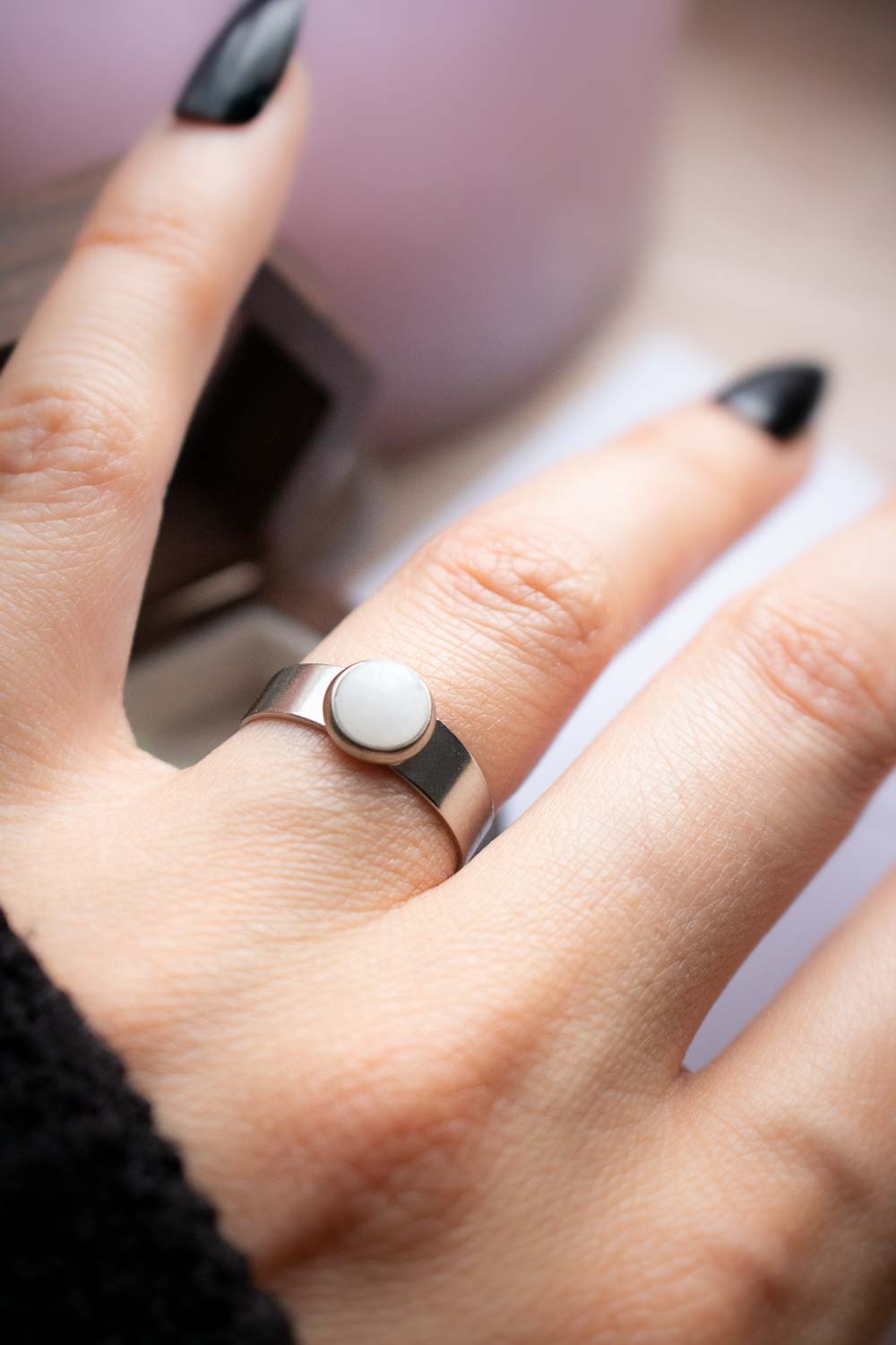 Bague Pureté essentielle - Jade blanc sur anneau large argenté lunamanashop