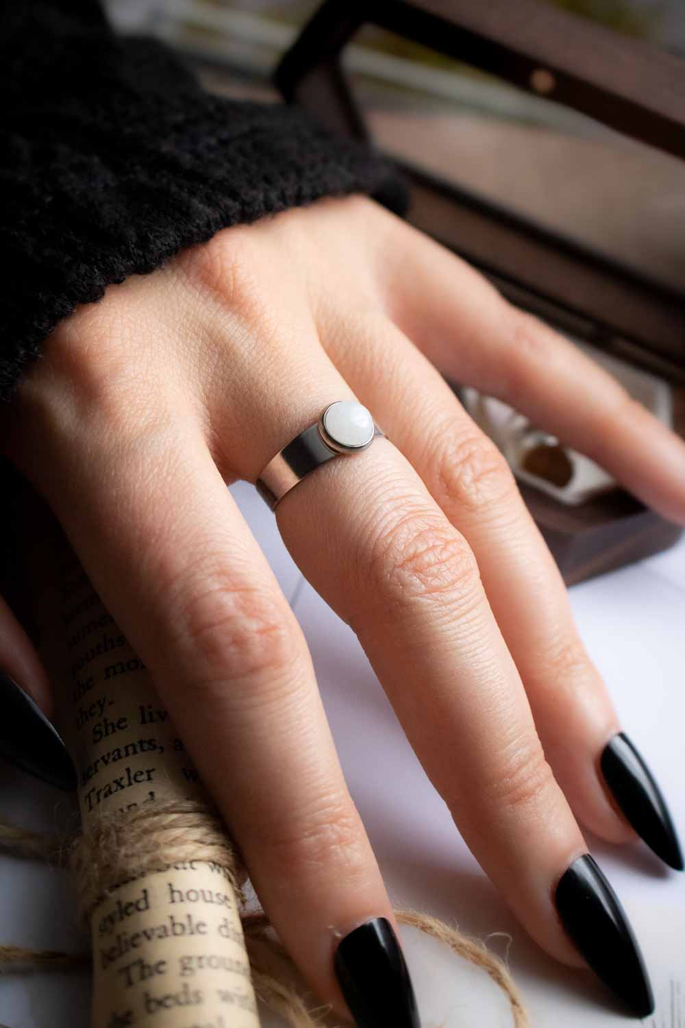 Bague Pureté essentielle - Jade blanc sur anneau large argenté lunamanashop