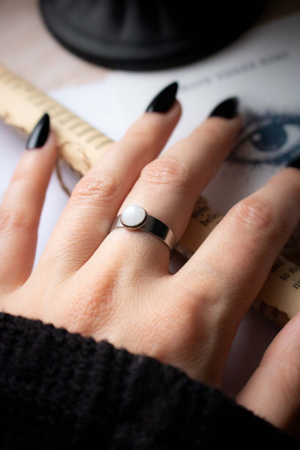 Bague Pureté essentielle - Jade blanc sur anneau large argenté lunamanashop