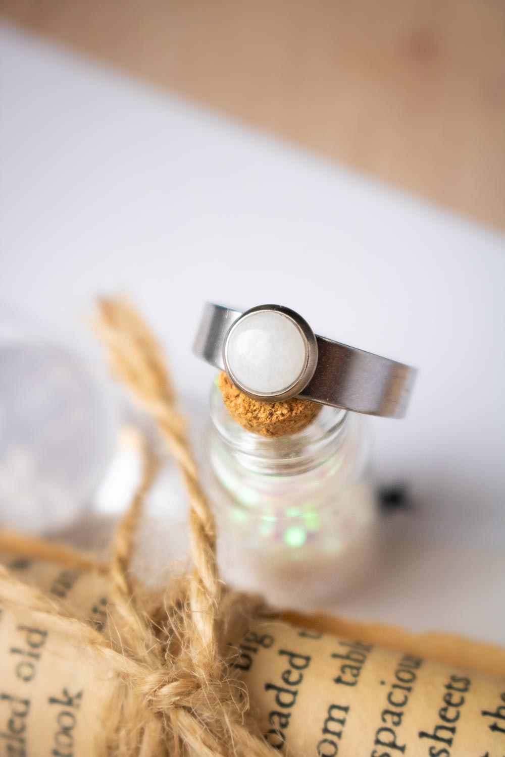 Bague Pureté essentielle - Jade blanc sur anneau large argenté lunamanashop