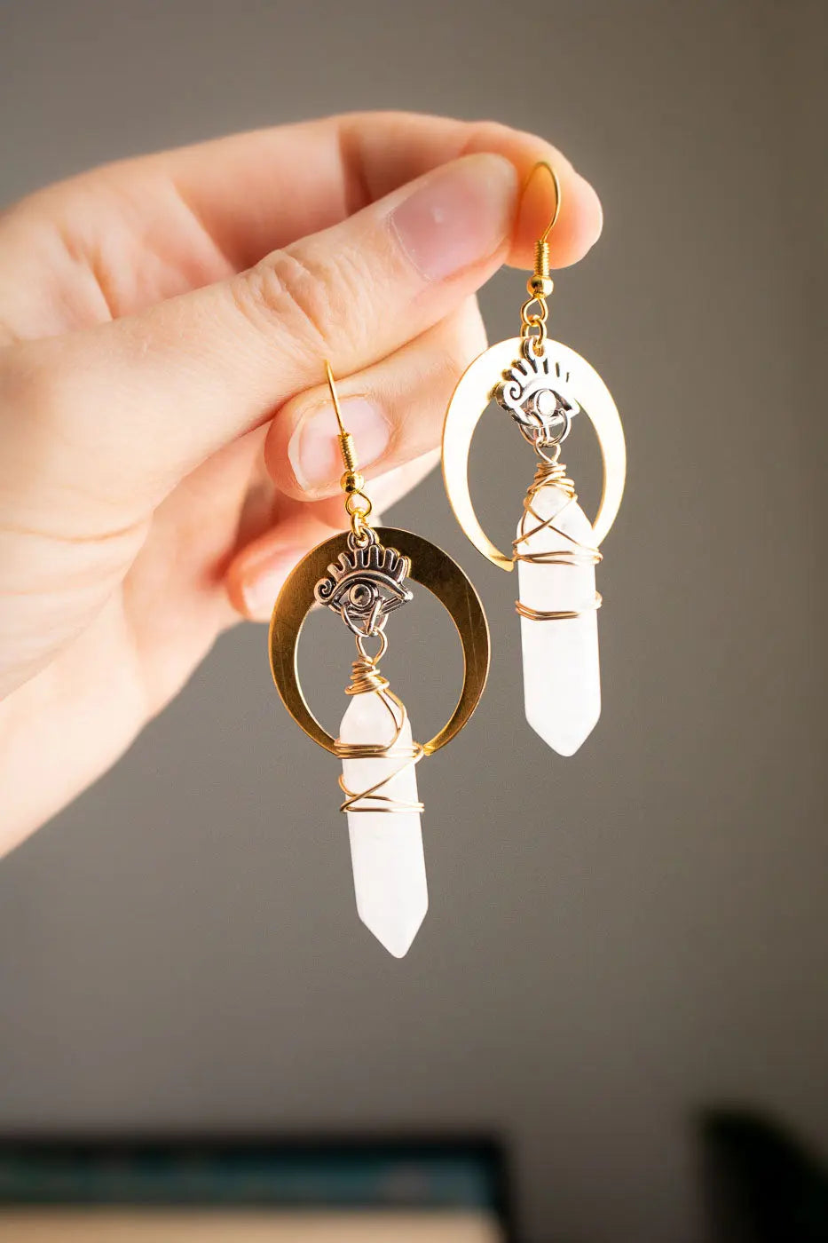 Boucles d'oreilles lune et prisme de quartz Lucina - lunamanashop