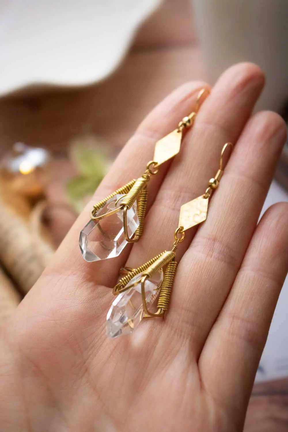 Boucles d&#39;oreilles Berceau de lumière - Quartz transparent et cage dorée lunamanashop