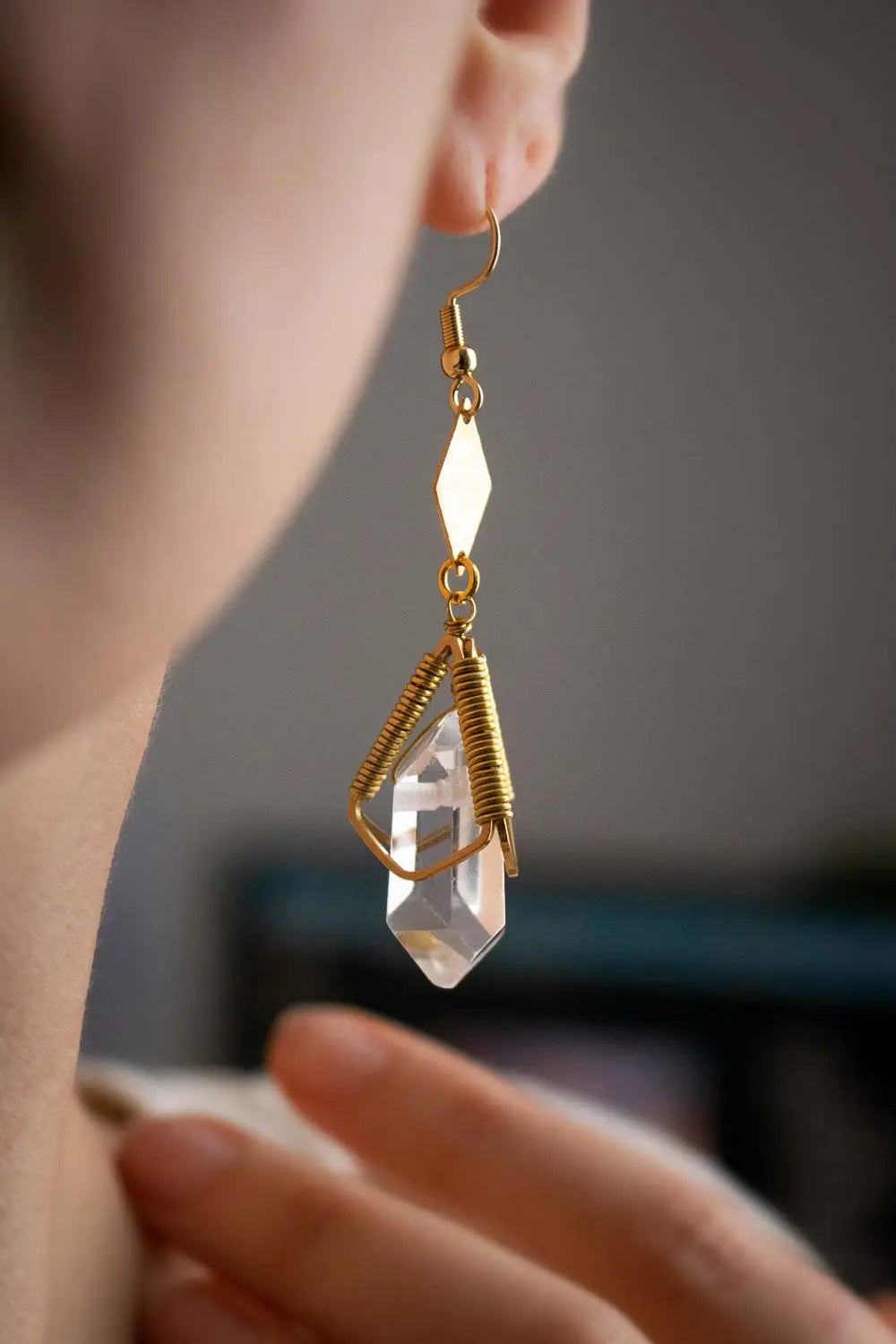 Boucles d&#39;oreilles Berceau de lumière - Quartz transparent et cage dorée lunamanashop