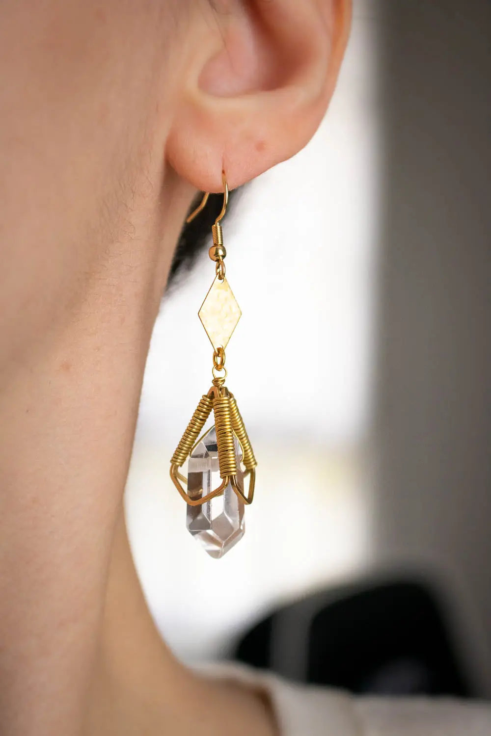 Boucles d&#39;oreilles Berceau de lumière - Quartz transparent et cage dorée lunamanashop