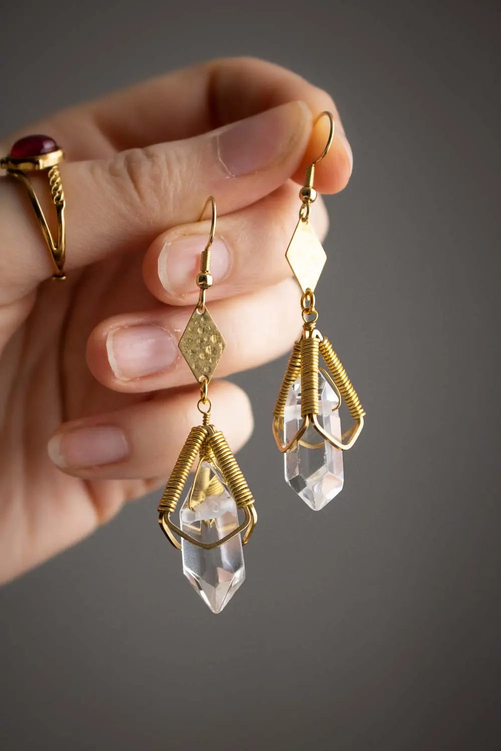 Boucles d&#39;oreilles Berceau de lumière - Quartz transparent et cage dorée lunamanashop