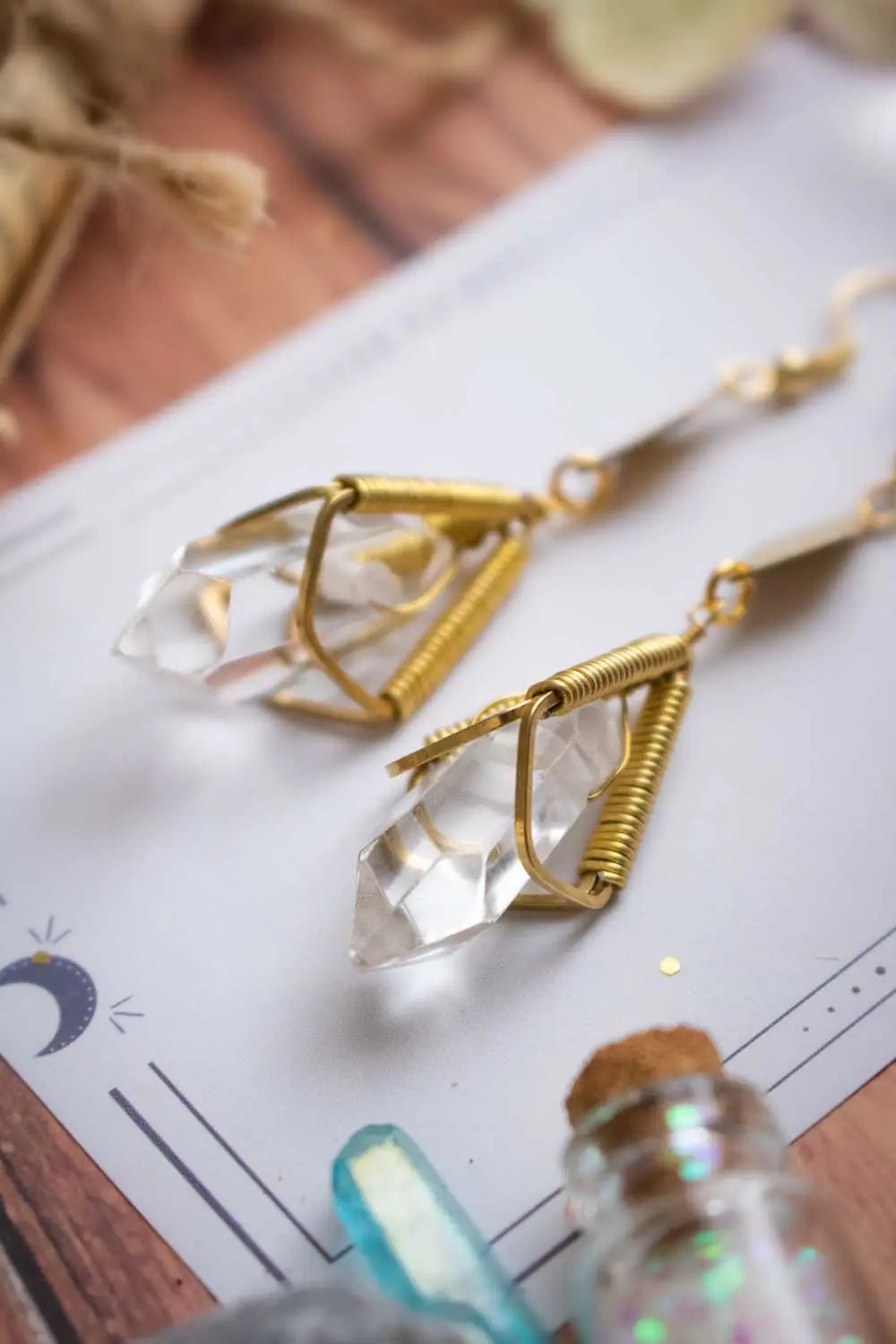 Boucles d&#39;oreilles Berceau de lumière - Quartz transparent et cage dorée lunamanashop