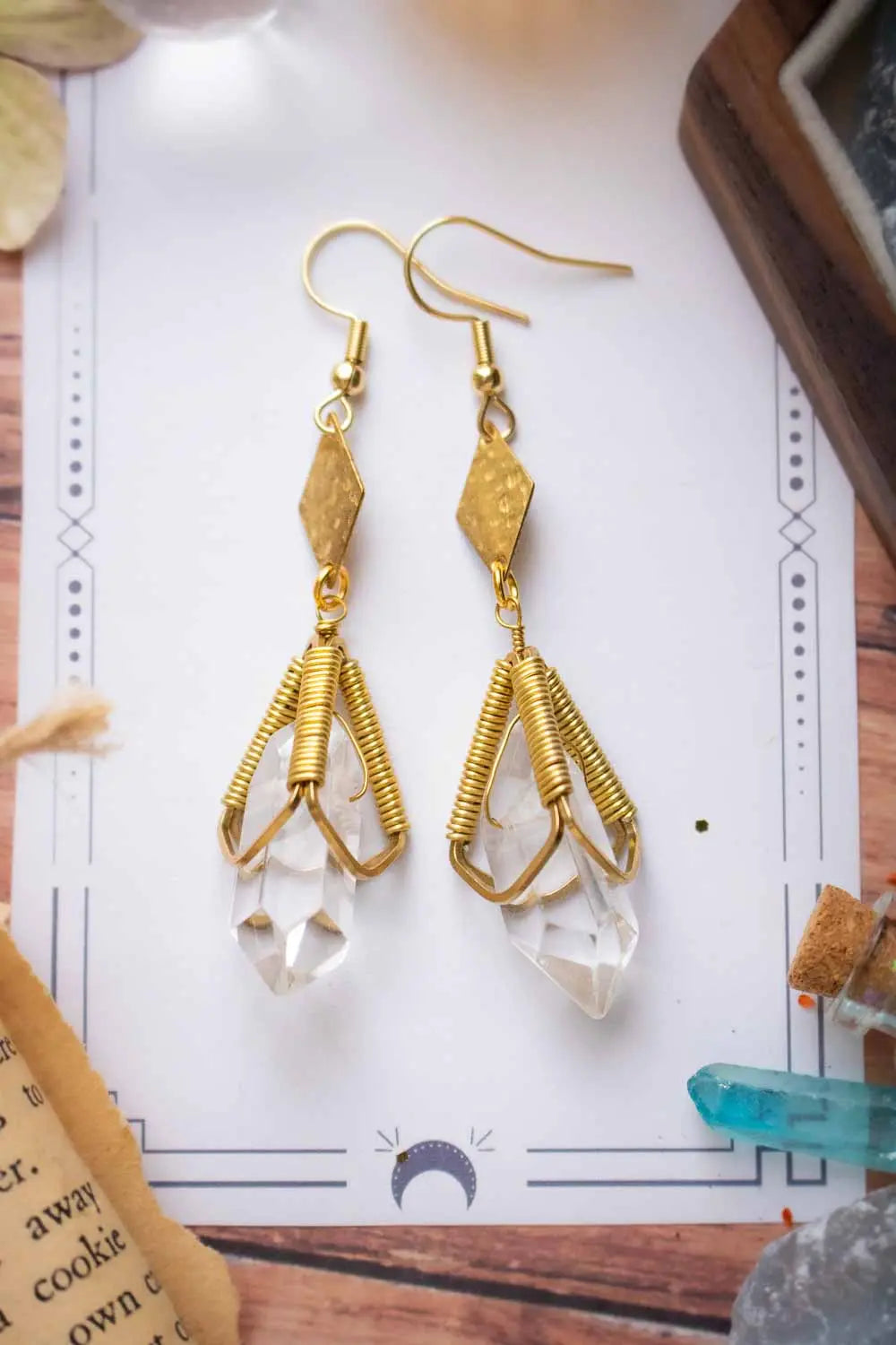 Boucles d&#39;oreilles Berceau de lumière - Quartz transparent et cage dorée lunamanashop