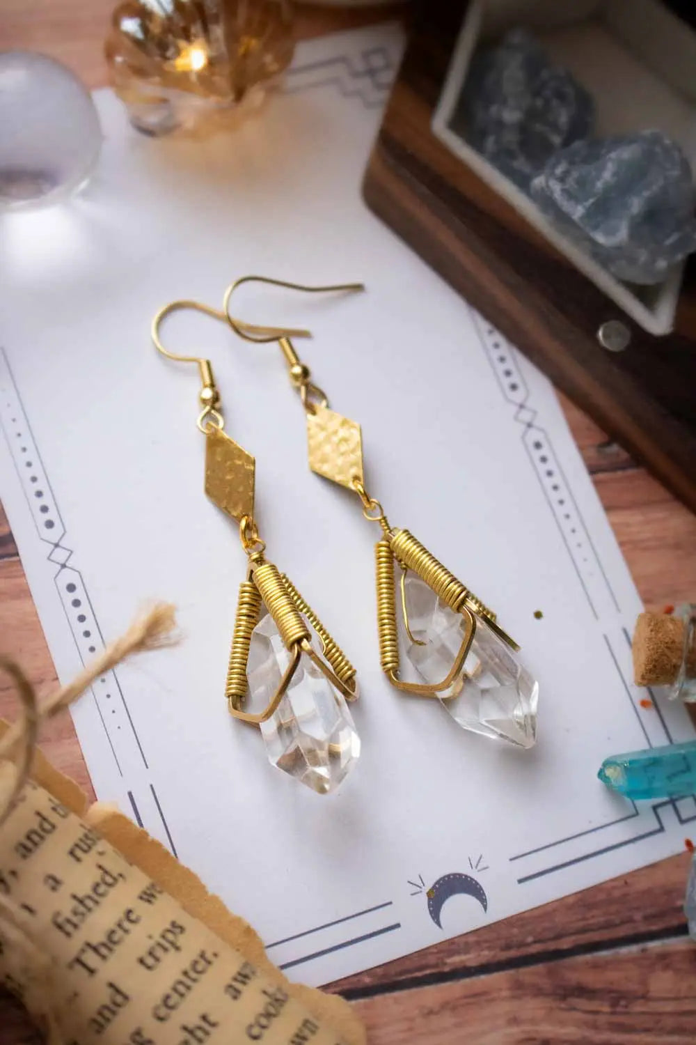 Boucles d&#39;oreilles Berceau de lumière - Quartz transparent et cage dorée lunamanashop