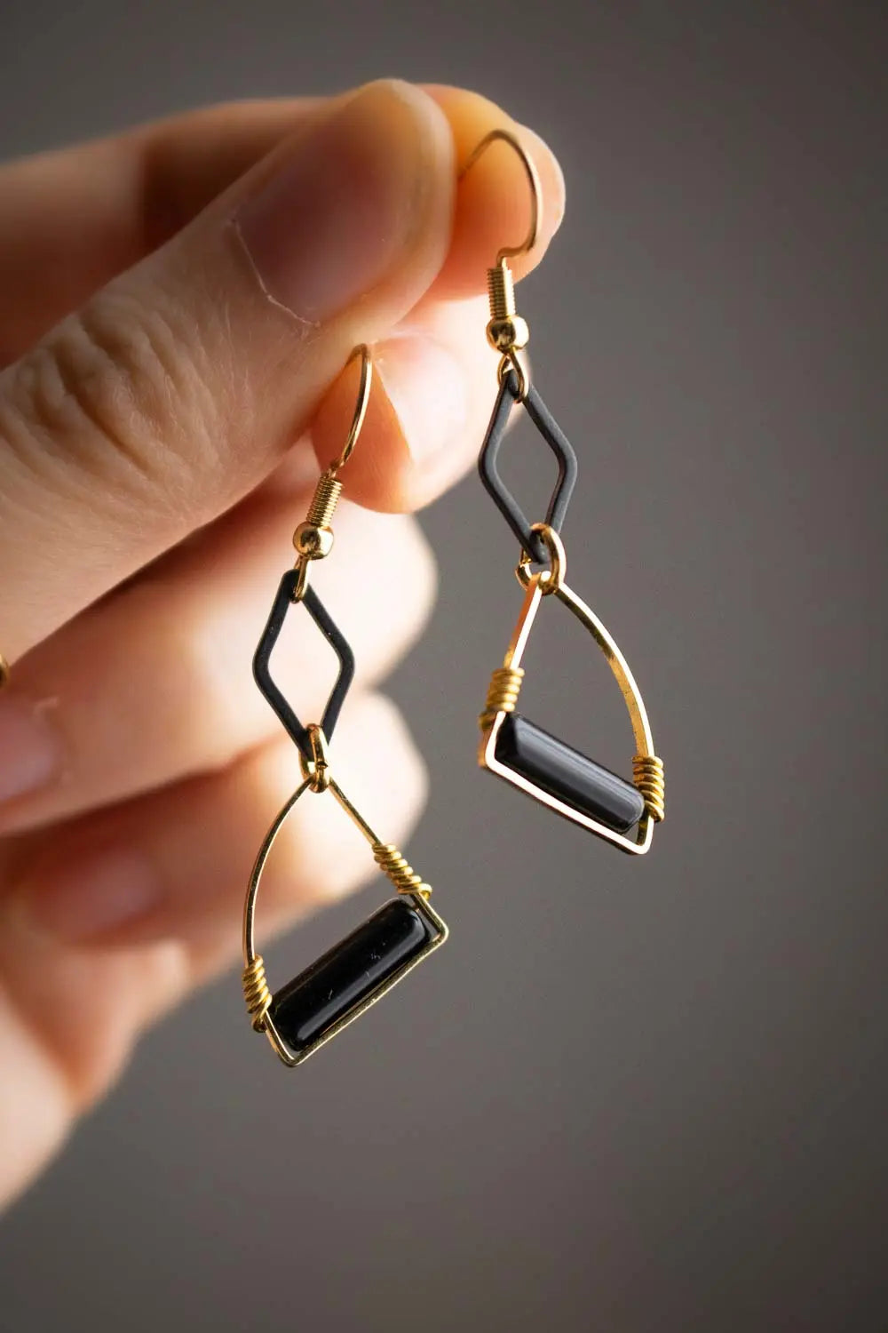 Boucles d&#39;oreilles Éclat des ombres - Petit modèle en onyx noir lunamanashop