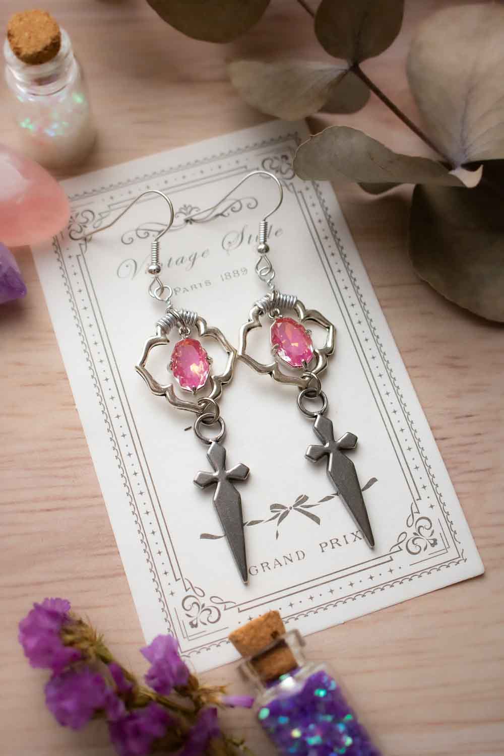 Boucles d'oreilles verre rose miroitant - croix argentée - Larme de Dévotion lunamanashop