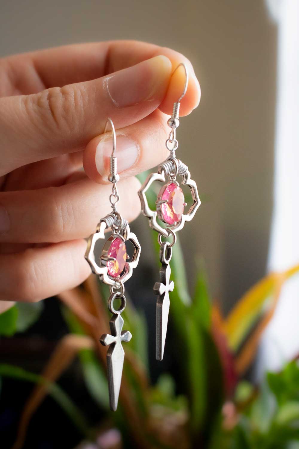 Boucles d'oreilles verre rose miroitant - croix argentée - Larme de Dévotion lunamanashop