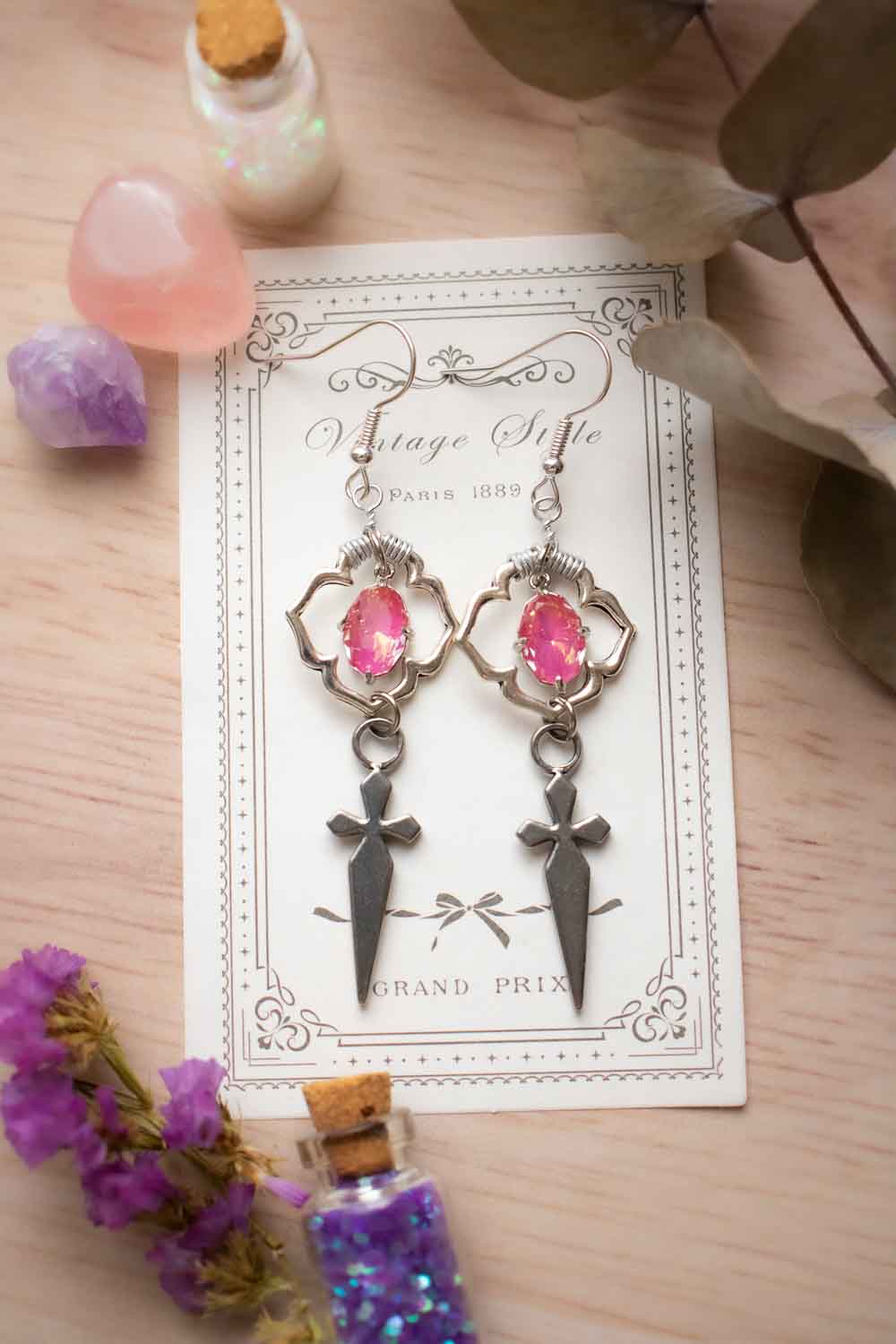 Boucles d'oreilles verre rose miroitant - croix argentée - Larme de Dévotion lunamanashop