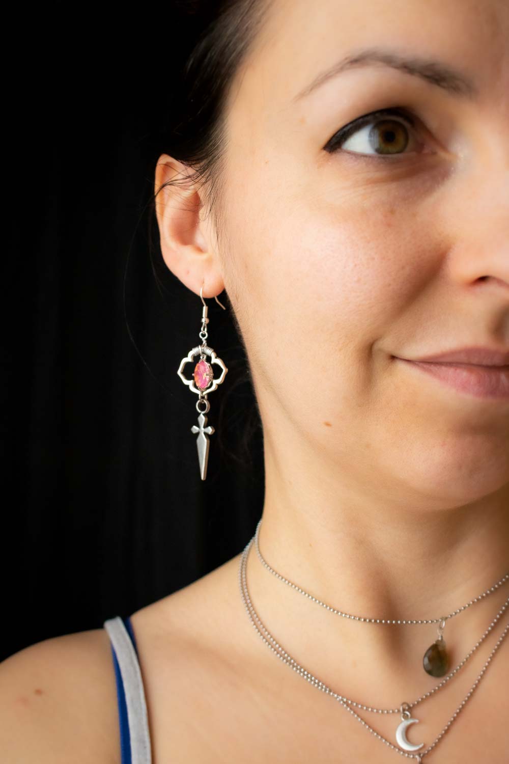 Boucles d'oreilles verre rose miroitant - croix argentée - Larme de Dévotion lunamanashop