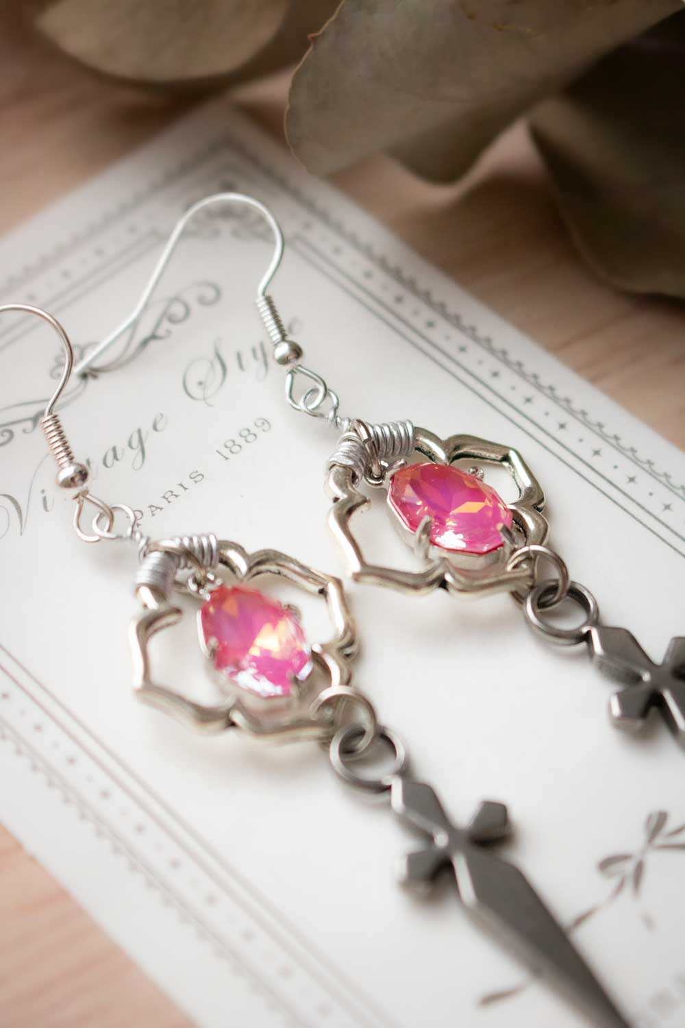 Boucles d'oreilles verre rose miroitant - croix argentée - Larme de Dévotion lunamanashop