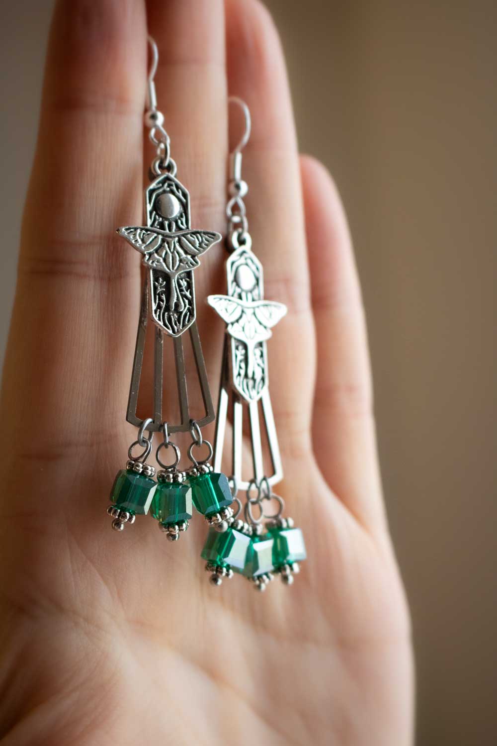 Boucles d'oreilles argentées papillon - Perles vertes en verre - Larmes de Fée lunamanashop