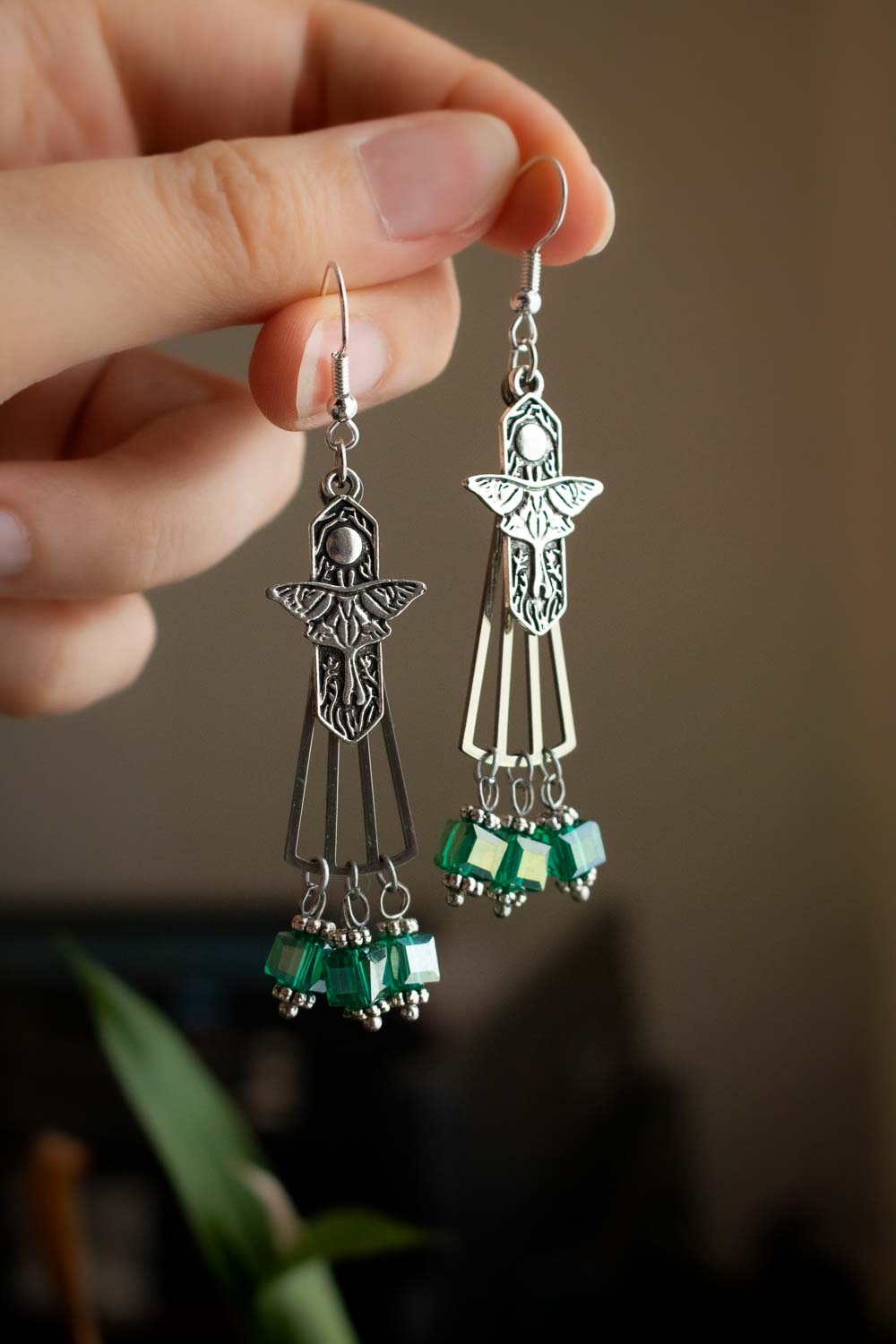 Boucles d'oreilles argentées papillon - Perles vertes en verre - Larmes de Fée lunamanashop